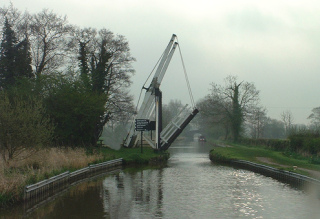 wrenbury lift bridge