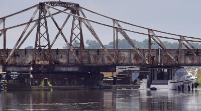 BoatHitsBridge