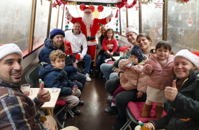 KidsInSantaBoat