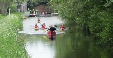 Canoes leave Queens Head