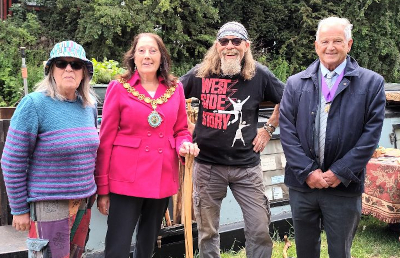 25TwoWicked Wood roving traders Kate and John with Mayor Jenny Barron and consort Ray Barron